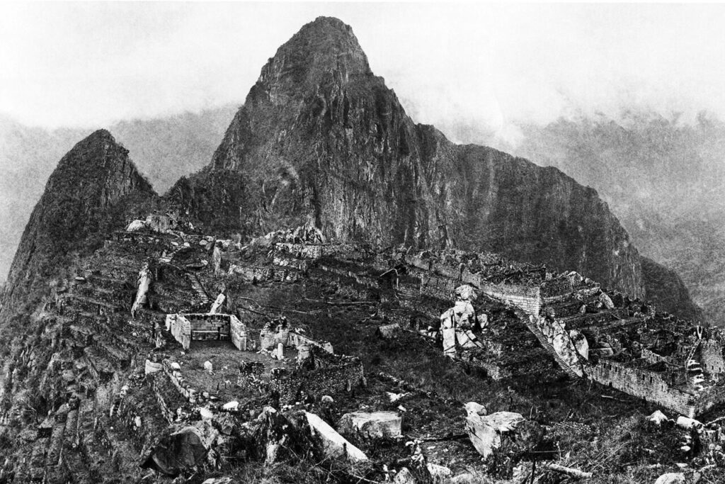 Photographie de 1912 du Machu Picchu, cité perdue des Incas nichée au cœur des Andes