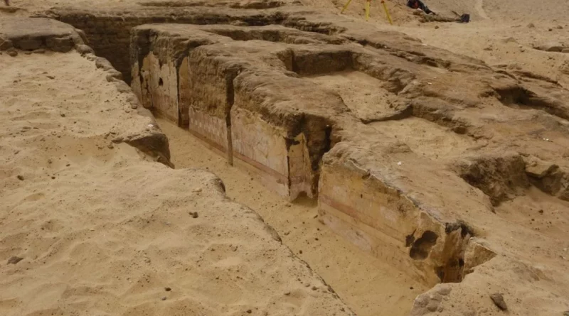 Ruines d'un mastaba de l'Ancien Empire à Dahchour en Egypte