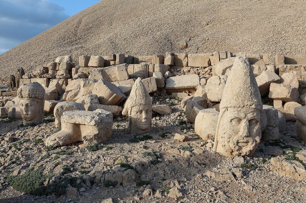 Les vestiges de al tombe d'Antiochos Ier