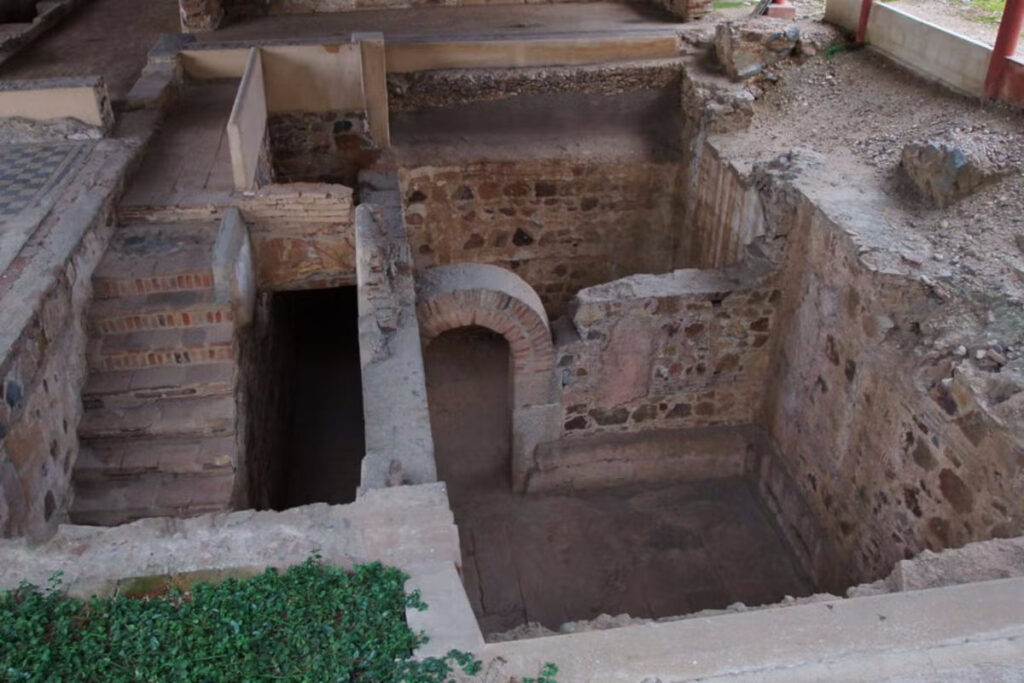 Vestiges d'une autre cave retrouvée à Nida, avec une fenêtre de pierre