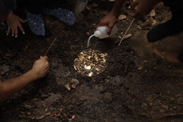 Site archéologique d'El Cano au Panama, découverte d'une tombe et de son riche matériel funéraire en or