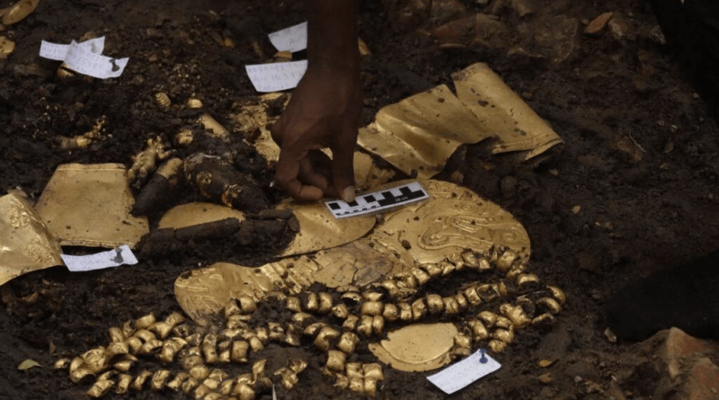 Site archéologique d'El Cano au Panama, découverte d'une tombe et de son riche matériel funéraire en or