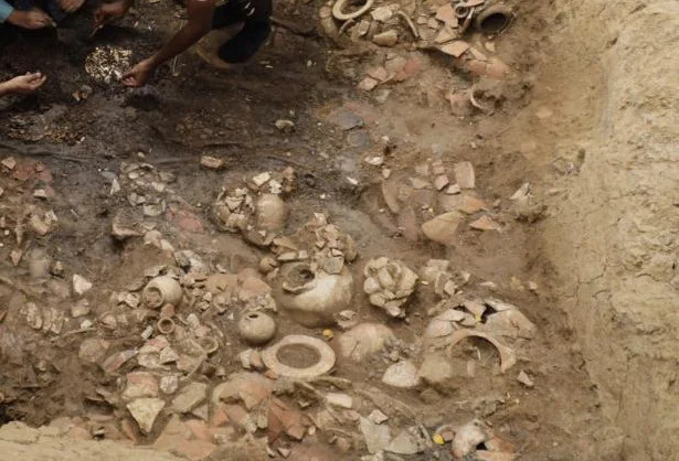 Fouilles d'une sépulture d'un seigneur sur le site archéologique d'El Cano au Panama