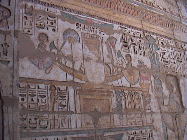 Bas-relief représentant la barque sacrée du dieu Khonsou, temple de Médinet Habou