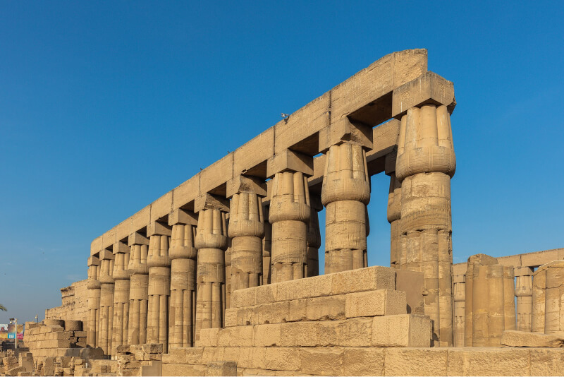 Un des côtés de la cour solaire du pharaon Aménophis III dans le temple de Louxor