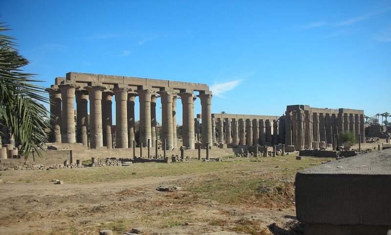 Colonnade processionnelle et cour solaire d'Aménophis III dans le temple de Louxor en Egypte
