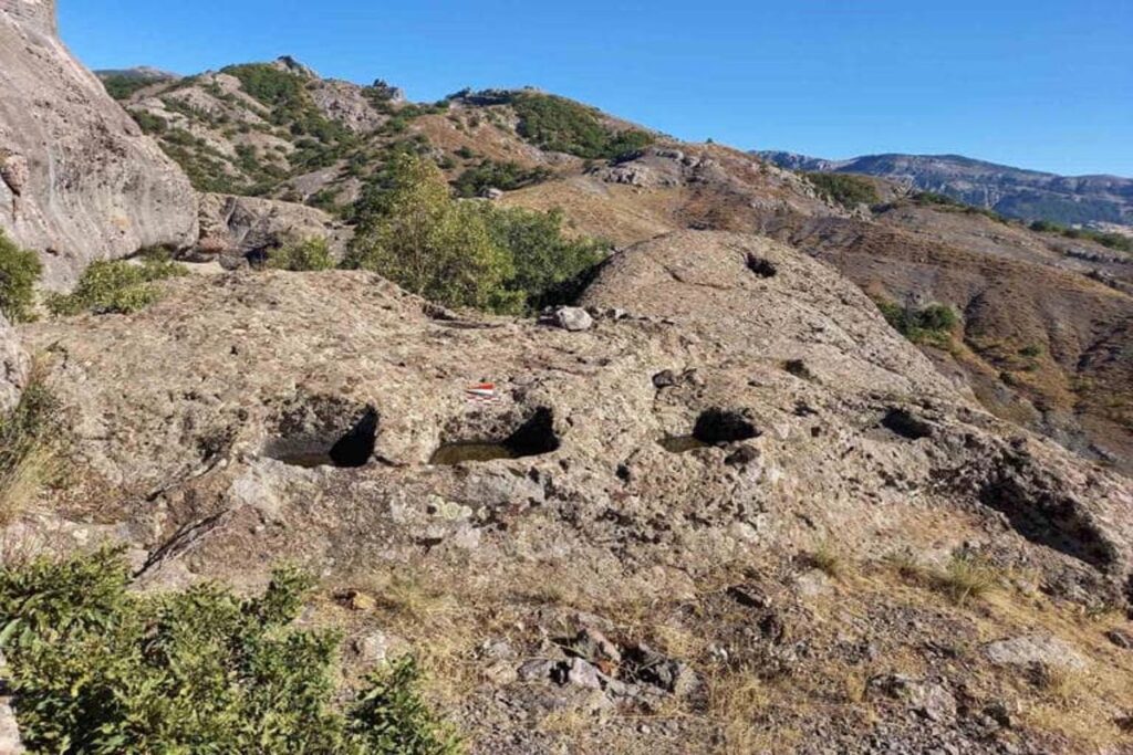 Temples en plein air de l'époque urartu dans des sites fortifiés de l'est de la Turquie