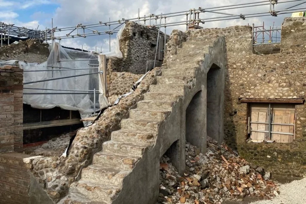 Récente découverte archéologique à Pompéi, vestiges d'un chantier de construction