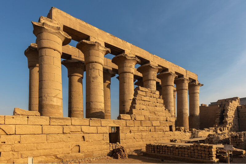 Colonnade processionnelle d'Aménophis III dans le temple de Louxor en Egypte