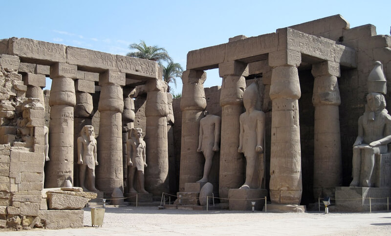 Cour de Ramsès II dans le temple de Louxor en Egypte