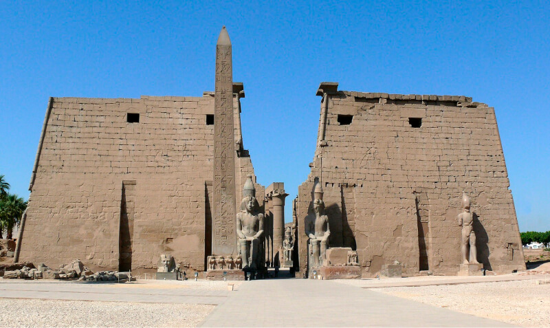 Pylônes d'entrée de Ramsès II et obélisque du temple de Louxor, dans l'ancienne capitale de Thèbes en Egypte