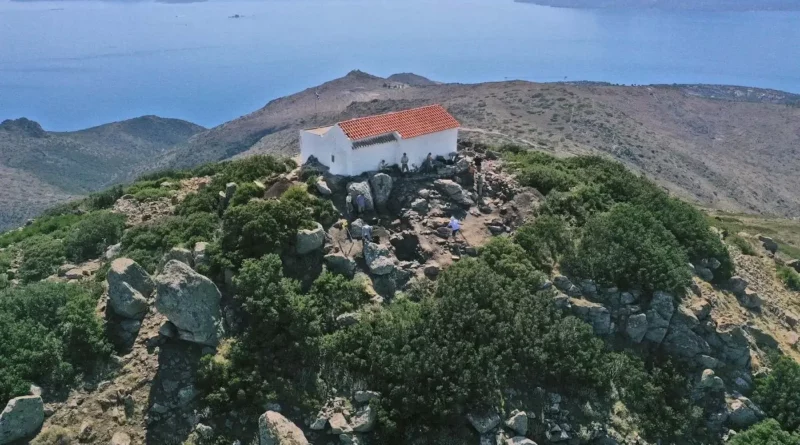 Vue du sommet du mont Oros sur l'île d'Egine