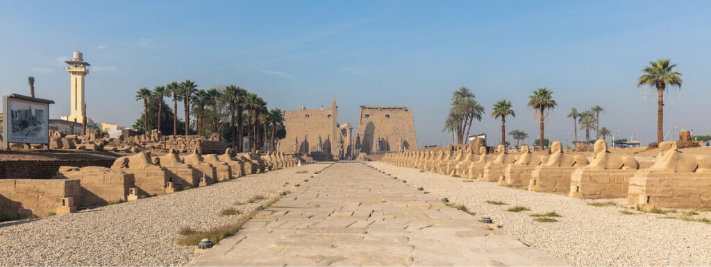 L'allée des sphinx et le temple de Louxor, dans l'ancienne capitale de Thèbes en Egypte