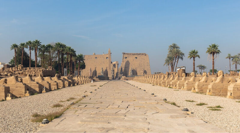 L'allée des sphinx et le temple de Louxor, dans l'ancienne capitale de Thèbes en Egypte