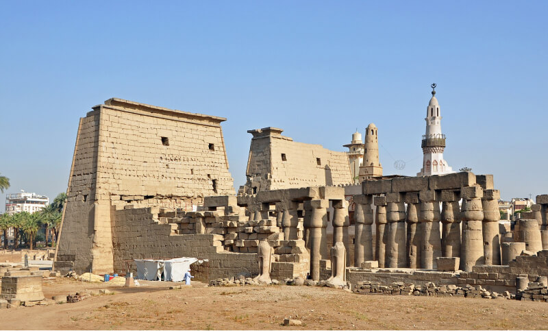 Cour et pylônes de Ramsès II dans le temple de Louxor à Thèbes en Egypte