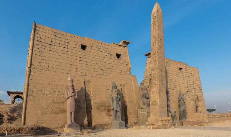 Pylônes d'entrée, colosses et obélisque du temple de Louxor à Thèbes en Egypte
