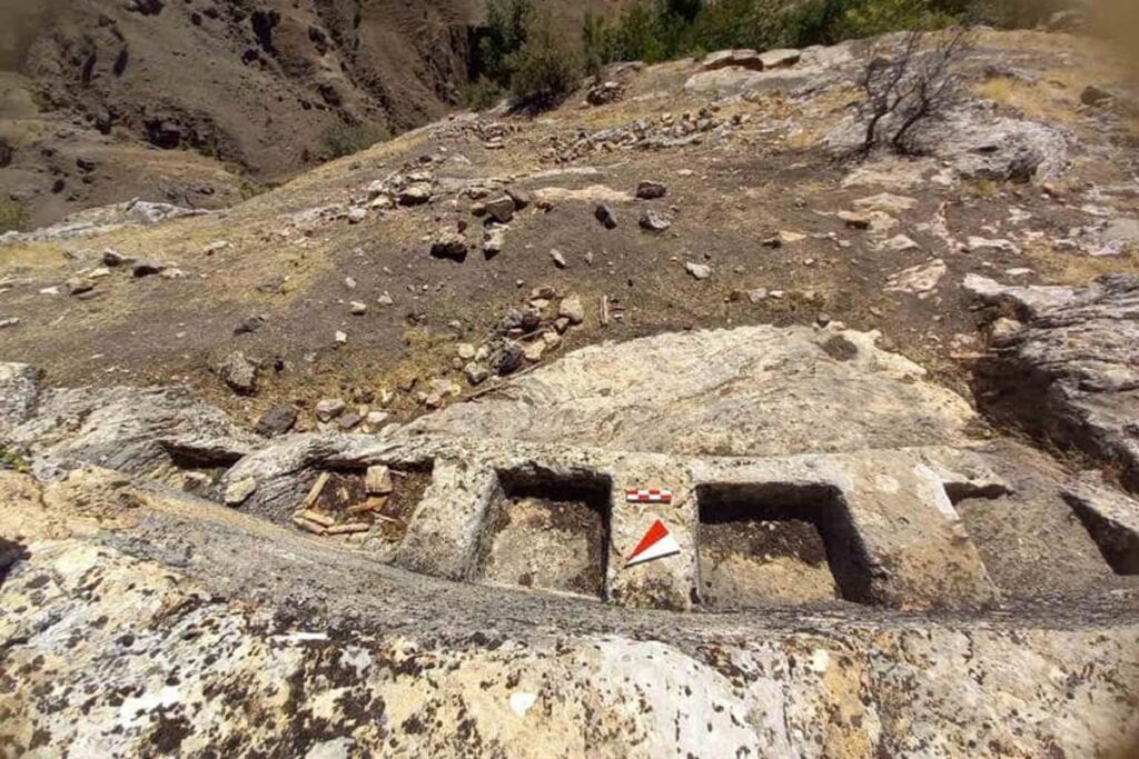 Temples en plein air de l'époque urartu dans des sites fortifiés de l'est de la Turquie