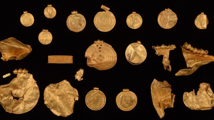 Objets en or du trésor de Vindelev découvert au Danemark en 2020