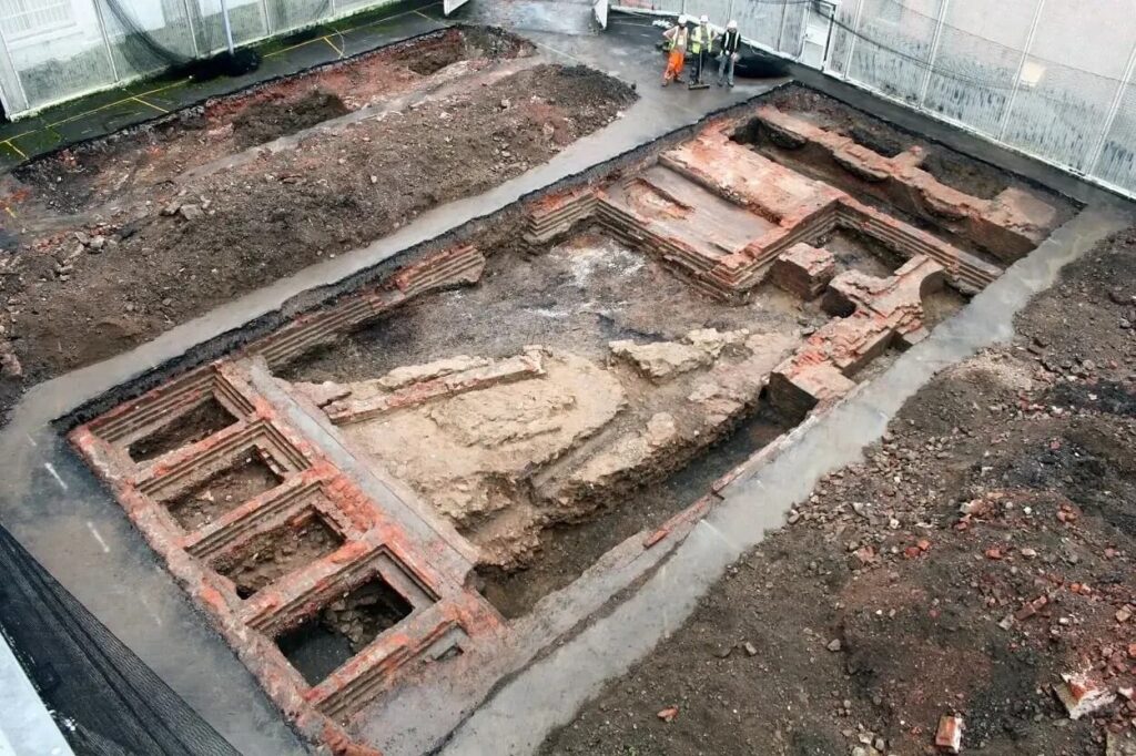 Vestiges du château de Gloucester découverts lors de fouilles archéologiques