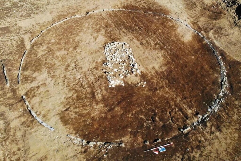 Restes d'un des tumulus de la nécropole d'Amorosi en Italie