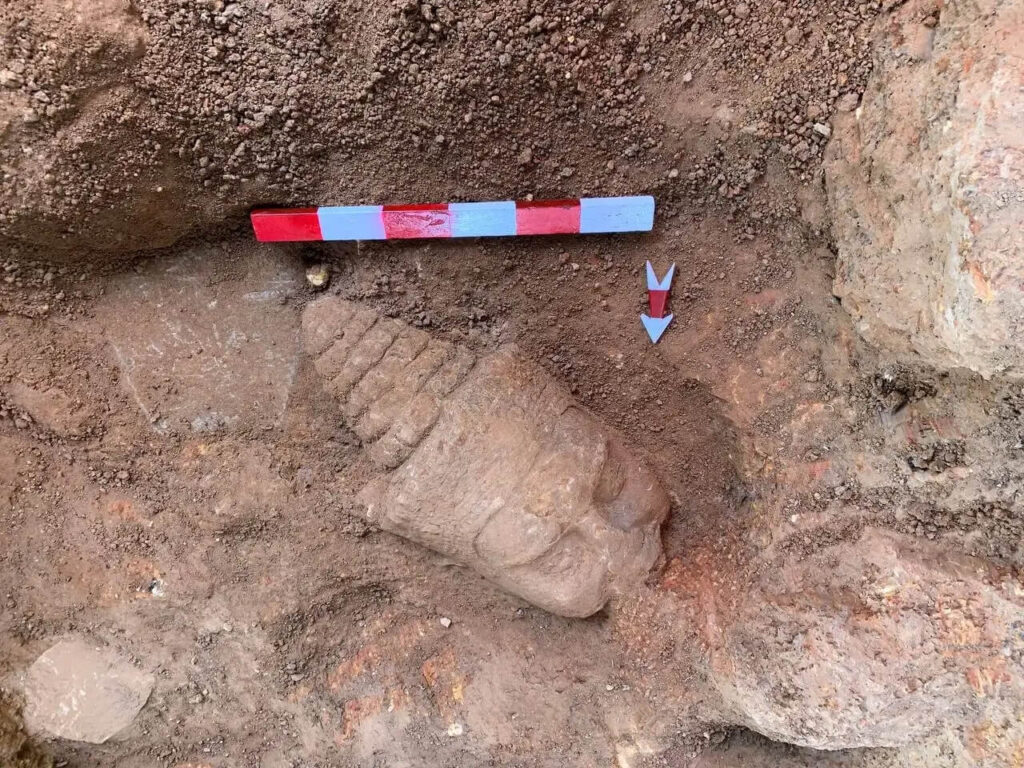 Tête de déva retrouvée à la porte de la victoire d'angkor Thom