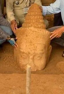 Tête de statue de déva retrouvée à Angkor Thom