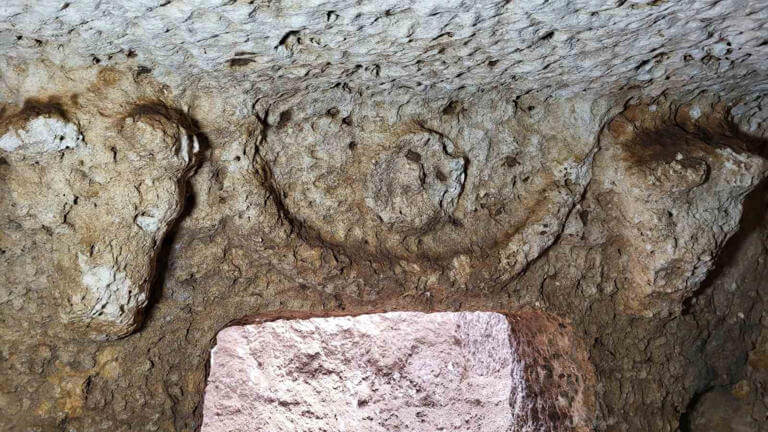 Décor de tombe romaine d'Anatolie à deux têtes de taureau, rosette et guirlandes