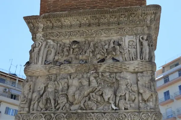 Les sites et monuments archéologiques et historiques de Thessalonique, bas-reliefs de l'arc de Galère