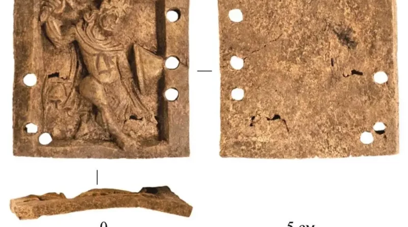 Plaque en os byzantine retrouvée à Suzdal