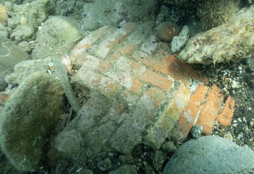 Découverte de l'archéologie sous-marine, structure romaine submergée au large de Campo di Mare