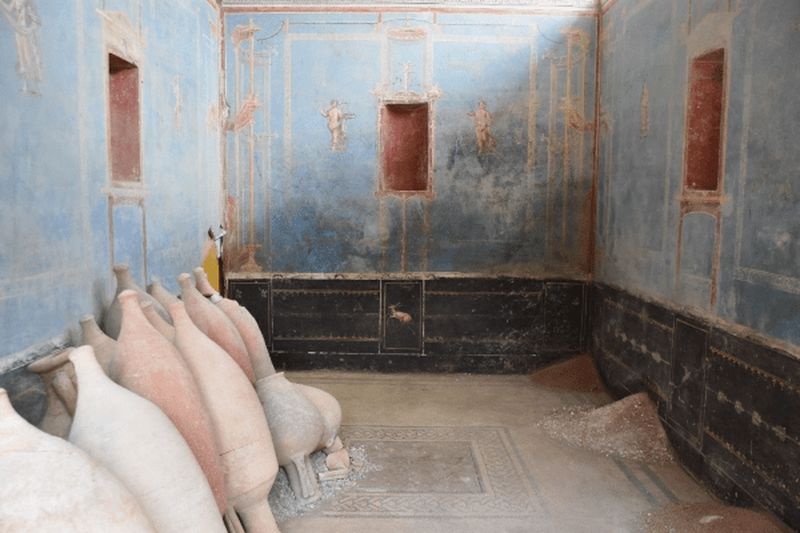 Récentes découvertes archéologiques à Pompéi, de rares fresques bleues dans un espace sacré
