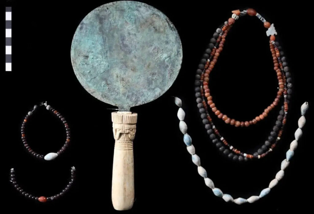 Offrande d'une tombe familiale du Moyen Empire près de Louxor, colliers et bijoux