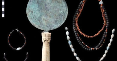 Offrande d'une tombe familiale du Moyen Empire près de Louxor, colliers et bijoux