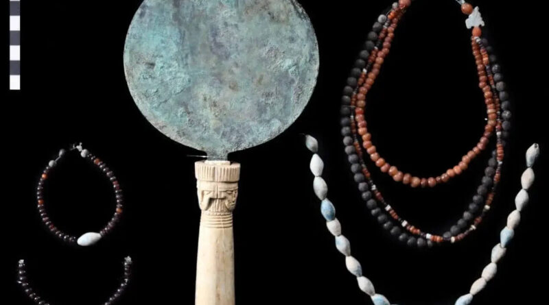 Offrande d'une tombe familiale du Moyen Empire près de Louxor, colliers et bijoux