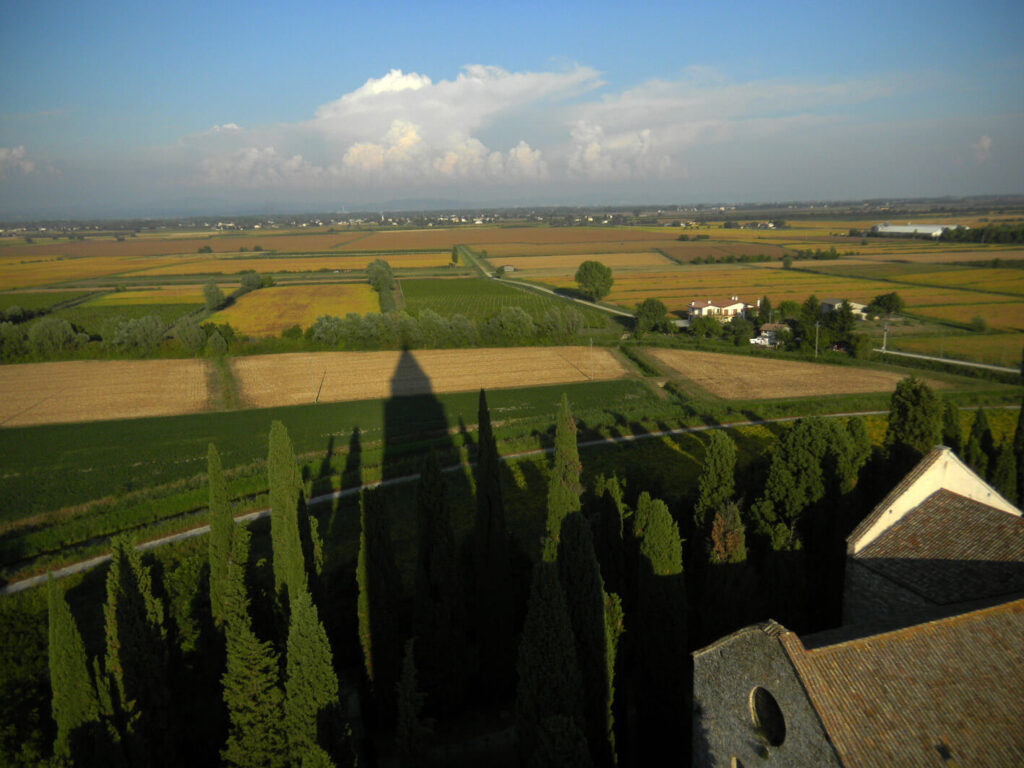 Vue de la campagne d'Aquileia depuis le clocher de la basilique paléochrétienne subsistante