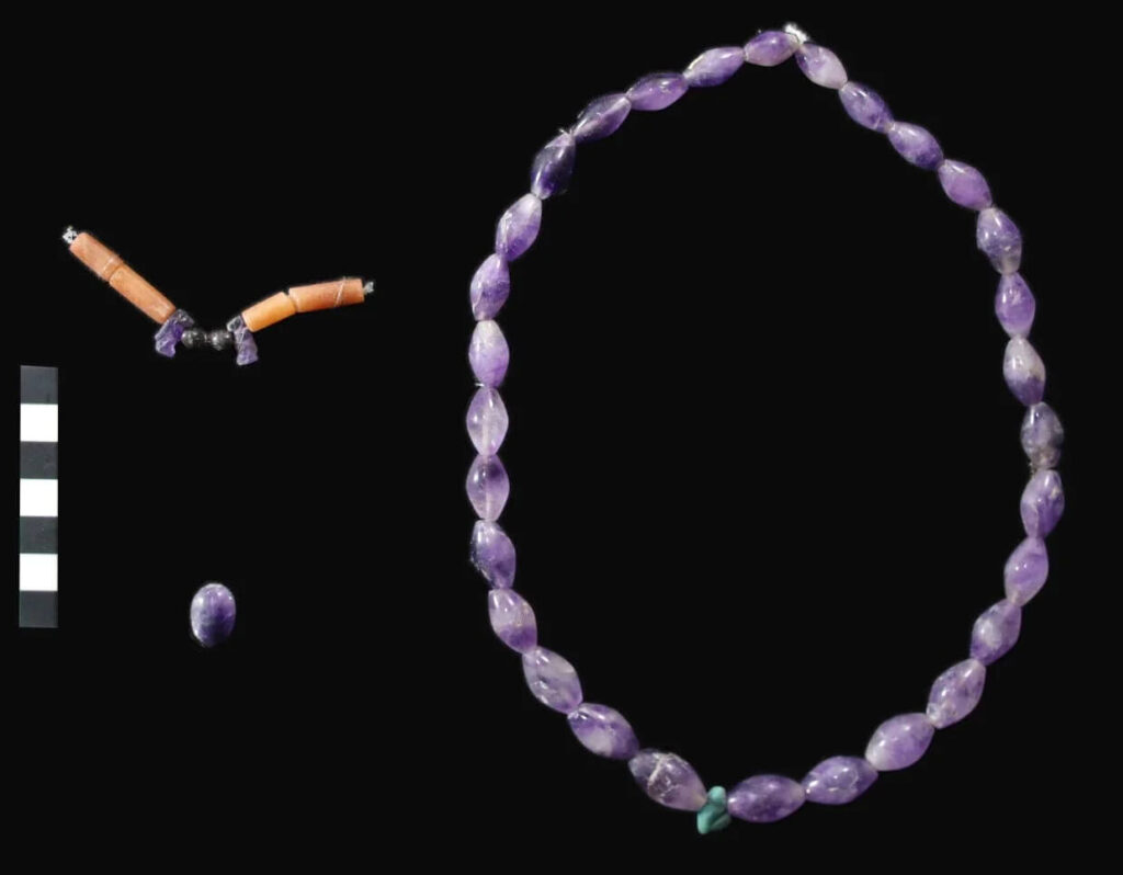 Offrande d'une tombe familiale du Moyen Empire près de Louxor, colliers et bijoux
