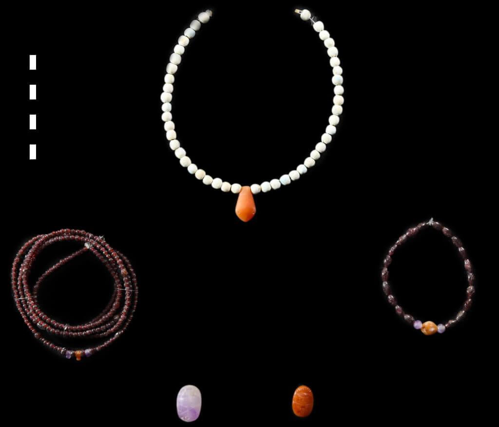 Offrande d'une tombe familiale du Moyen Empire près de Louxor, colliers et bijoux