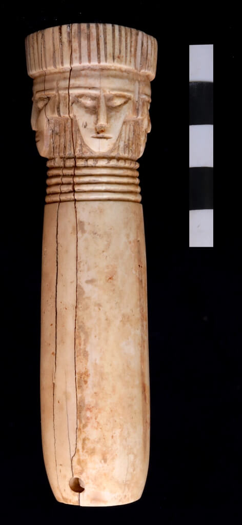 Offrande d'une tombe familiale du Moyen Empire près de Louxor, manche de miroir