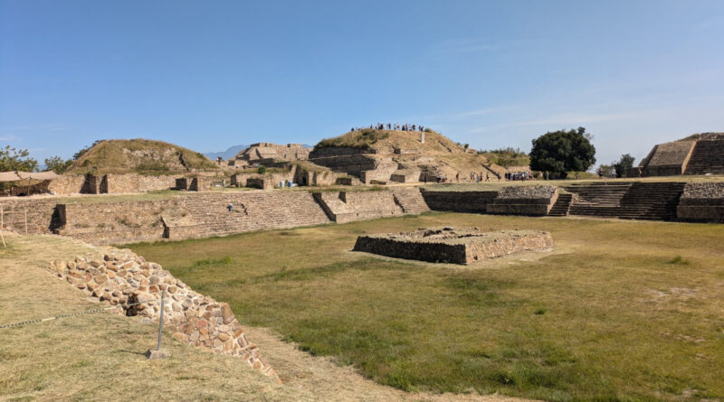 Monte Alban, cité précolombienne des Zapotèques dominant la vallée d'Oaxaca