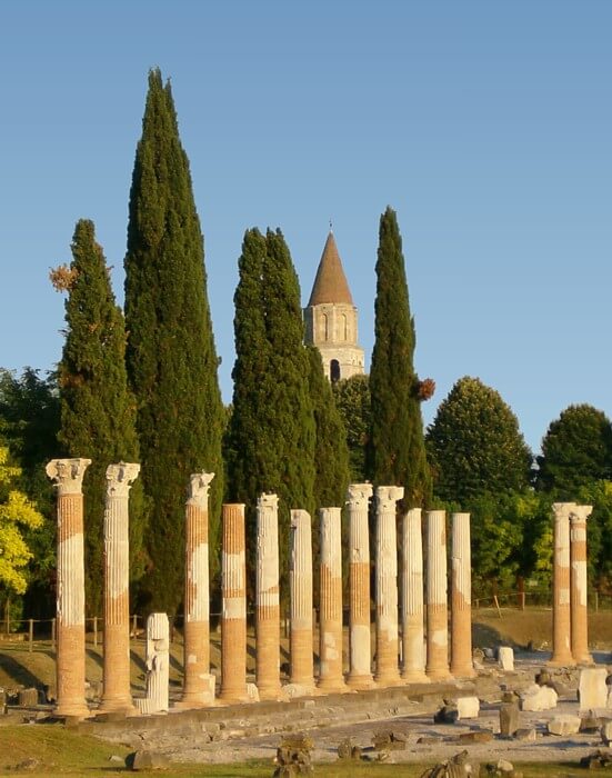 Vue des ruines du forum d'Aquilée avec sa basilique paléochrétienne