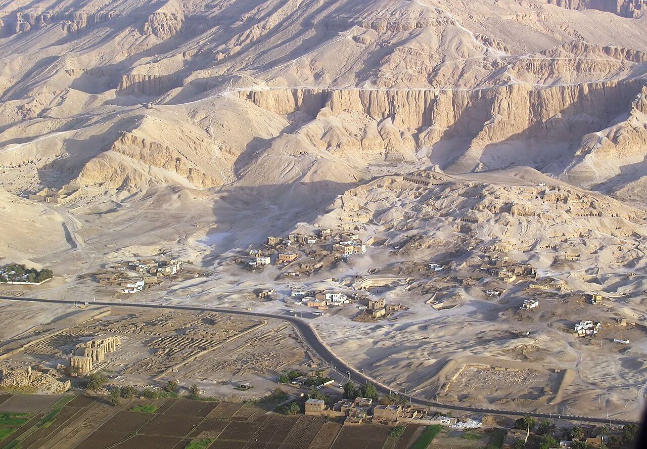 Vue aérienne de la nécropole thébaine, zone de Cheick Abd el-Gournah