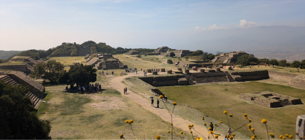 Vue d'une partie du centre cérémoniel de Monte Alban, ancienne capitale des Zapotèques