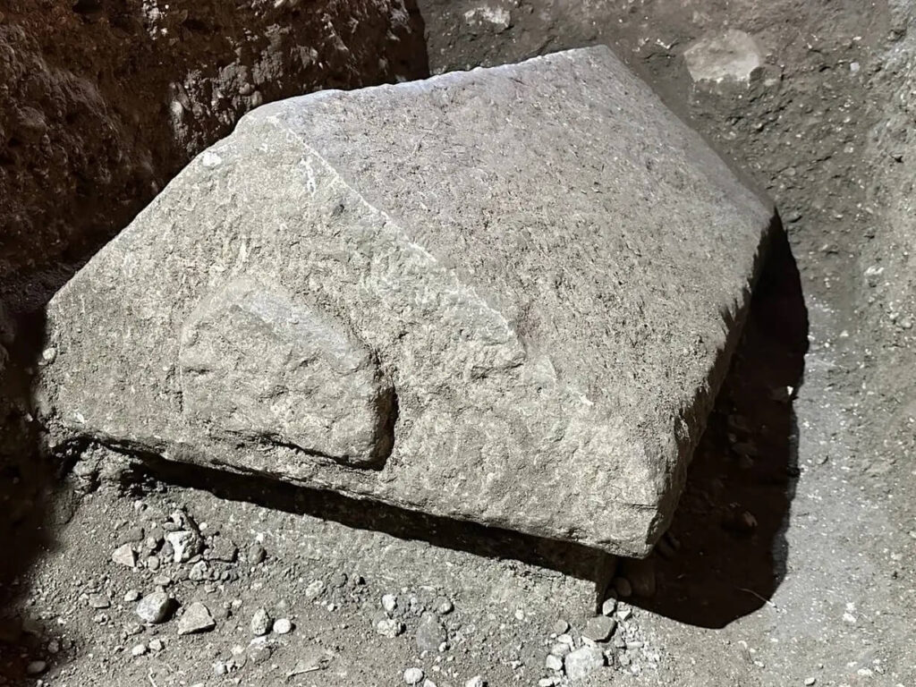 Sarcophage retrouvé dans des fouilles de l'église byzantine de Myra, qui aurait pu appartenir à saint Nicolas