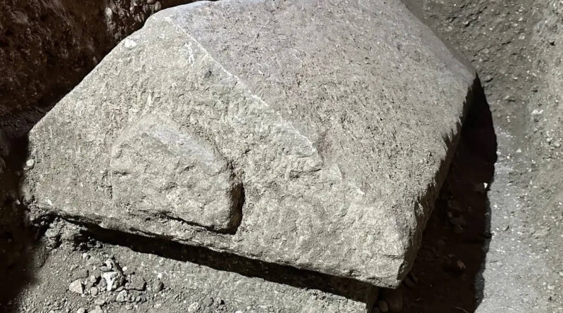 Sarcophage retrouvé dans des fouilles de l'église byzantine de Myra, qui aurait pu appartenir à saint Nicolas