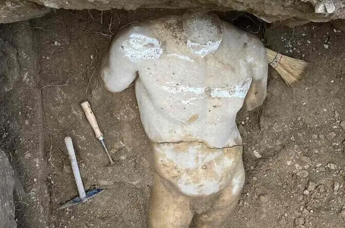 Statue d'Hermès retrouvée près de l'acropole d'Athènes
