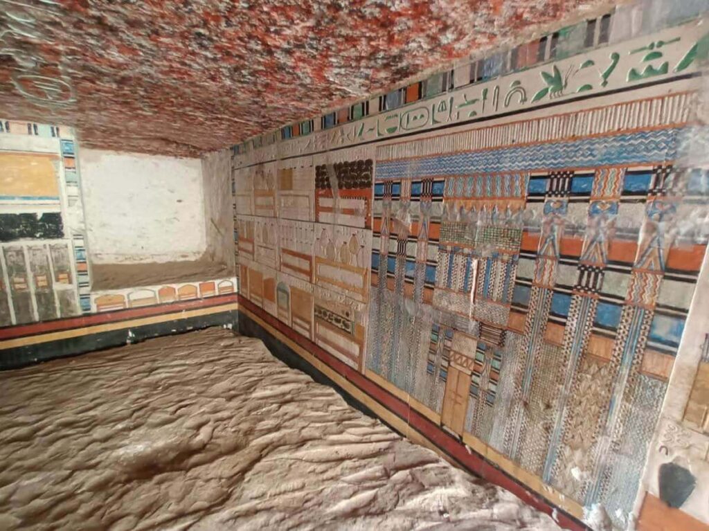 Ornementation de l'intérieur de la tombe de Teti Neb Fu, médecin royal, dans la nécropole de Saqqarah