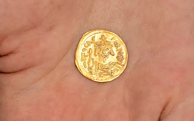 Pièce d'or byzantine retrouvée dans le trésor d'Hippos