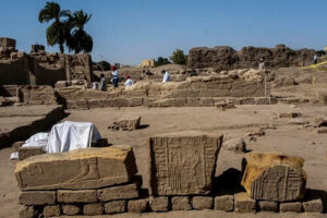 Reliefs gravés découverts par les archéologues près du lac sacré à Karnak