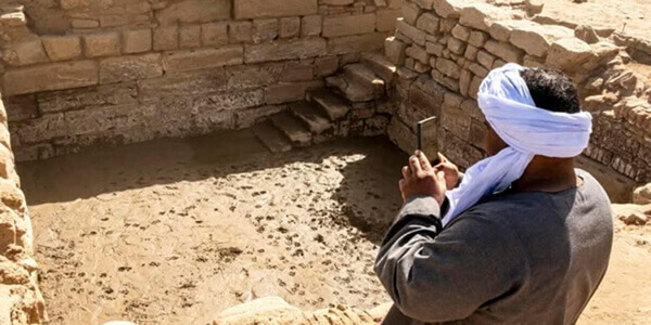 Vue du lac sacré dégagé à Karnak par une équipe archéologique sino-égyptienne