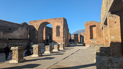 Vue de l'arc depuis le forum de Pompéi